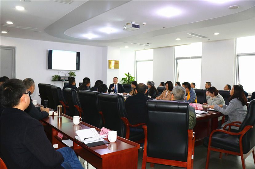 集团公司党委(扩大)会组织会前学法2 集团公司党委(扩大)会组织会前学法2