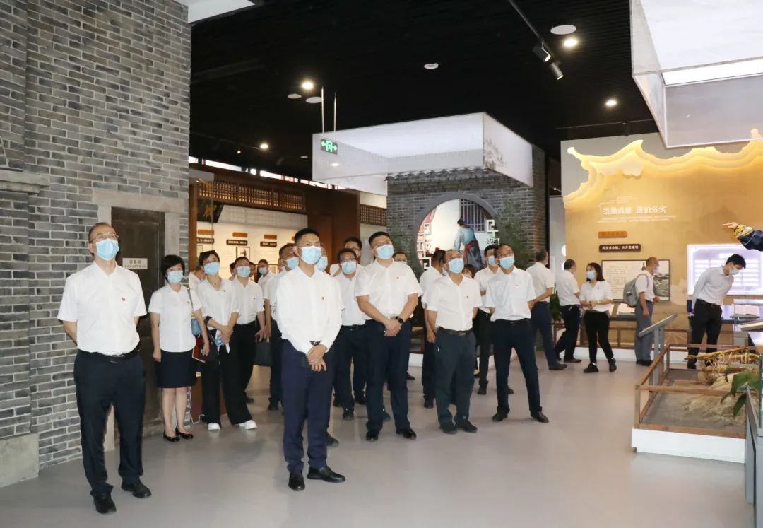 走进天府家风馆 以纯正家风涵养清正企风——欧美成人片
赴天府家风馆参观学习