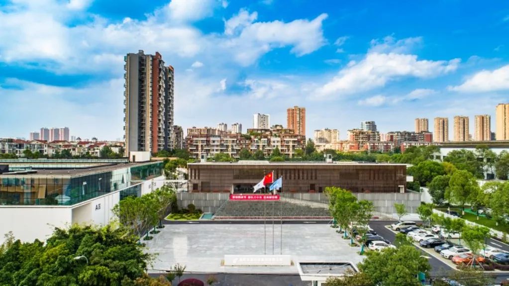 真情献礼二十大 踔厉奋发向未来——欧美成人片
举行升旗仪式