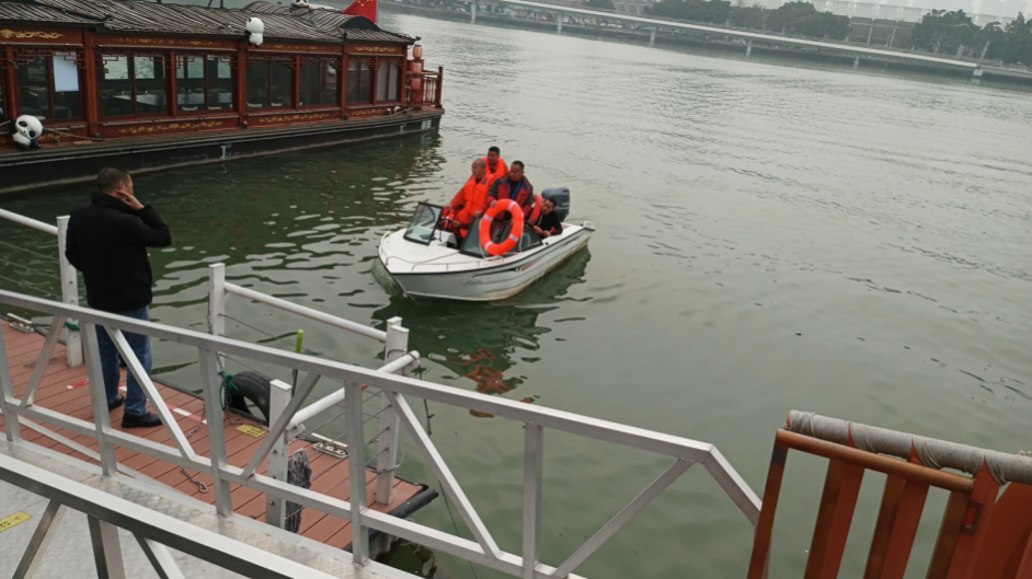 好样的!女子跳水轻生,集团公司员工挺身相救!